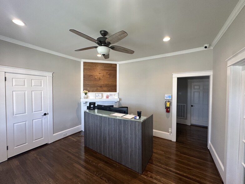 1413 Laurens Rd, Greenville, SC à louer - Photo de l’immeuble – Image 3 sur 15