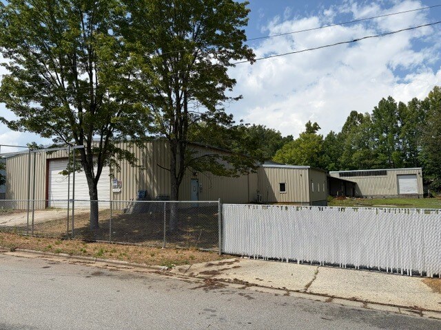 2329 Joe Brown Dr, Greensboro, NC à vendre Photo de l’immeuble– Image 1 sur 11