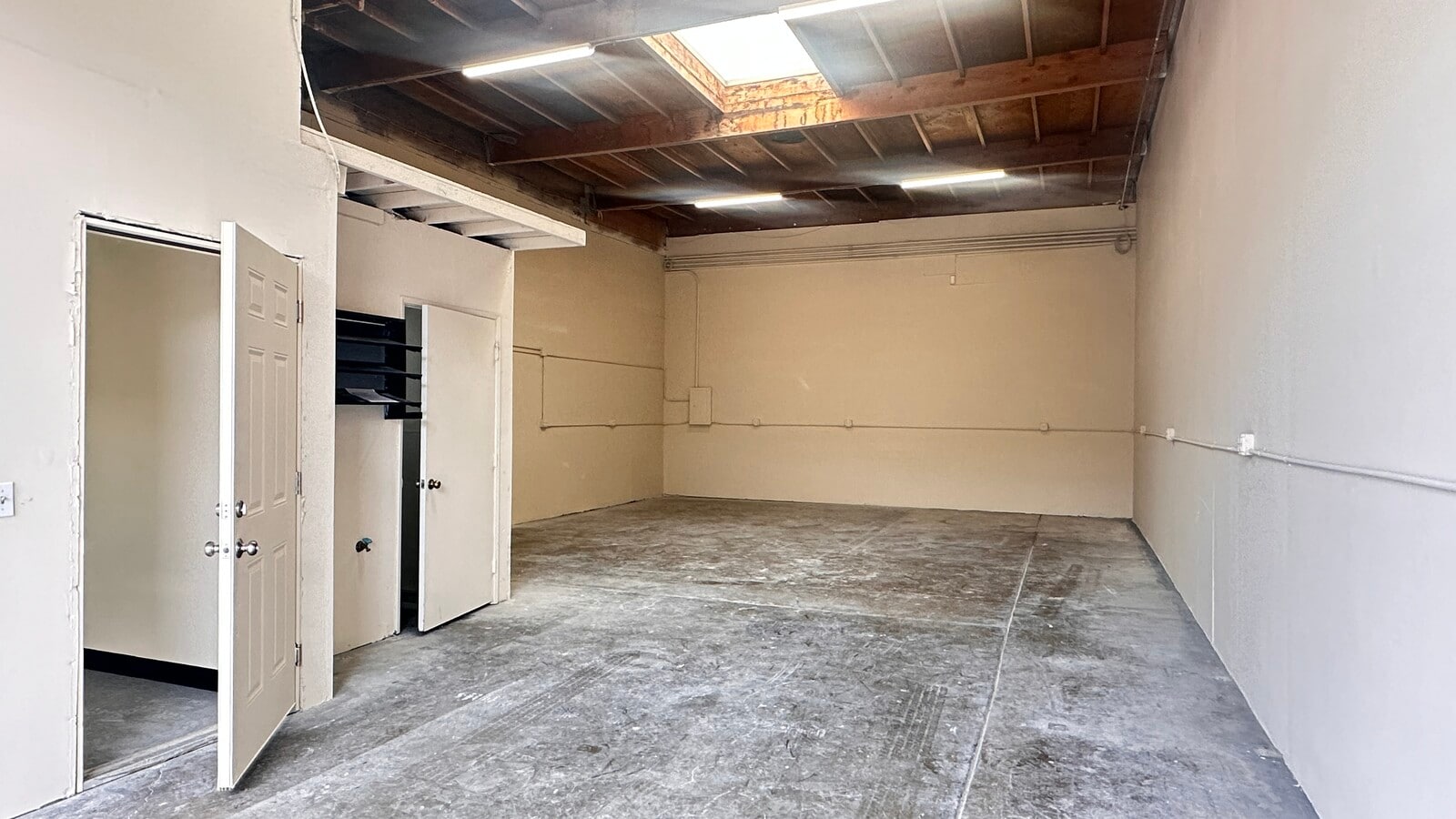 2535 W Winton Ave, Hayward, CA 94545 - Lot 4C - - Photo intérieure - Image 1 of 5