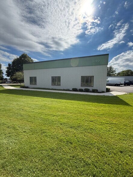 3740 California Rd, Orchard Park, NY à louer - Photo de l’immeuble – Image 2 sur 2
