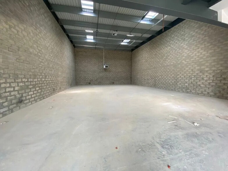 Local d’activités dans Savigny-le-Temple à louer - Photo de l’immeuble – Image 2 sur 5