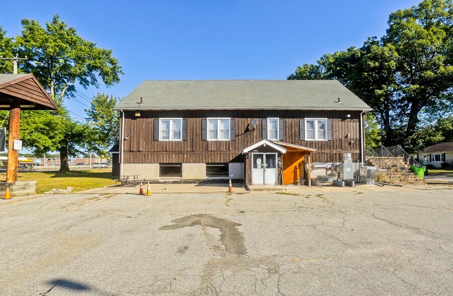 52 Gladdu Ave, Chicopee, MA à vendre - Photo de l’immeuble – Image 3 sur 31