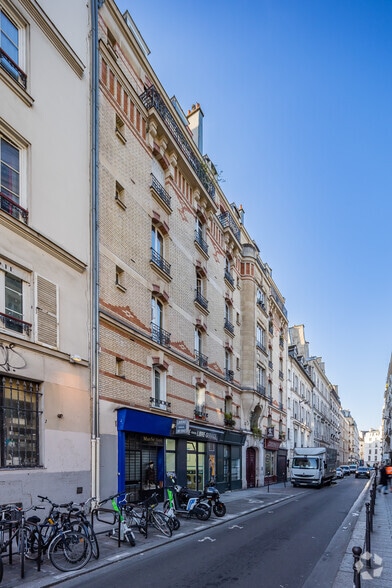 Immeuble residentiel dans Paris à vendre - Photo principale – Image 1 sur 2