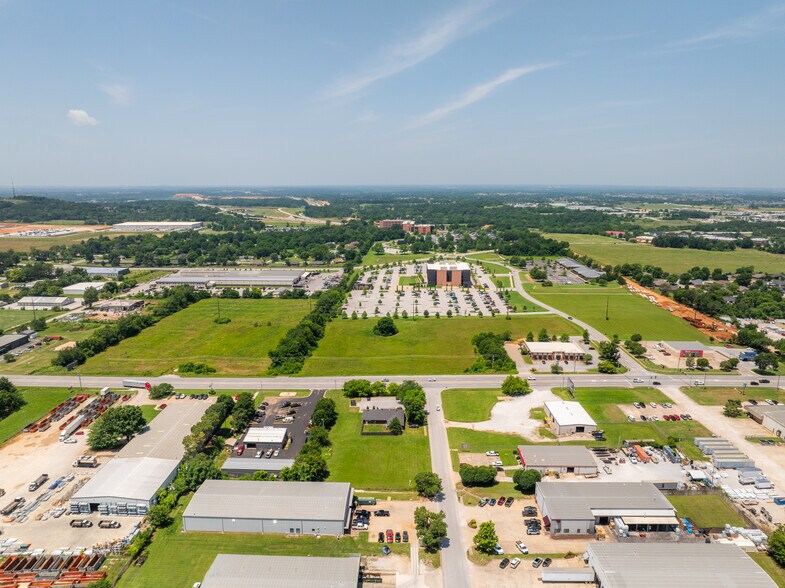 S Bloomington St, Lowell, AR à vendre - Photo de l’immeuble – Image 3 sur 5