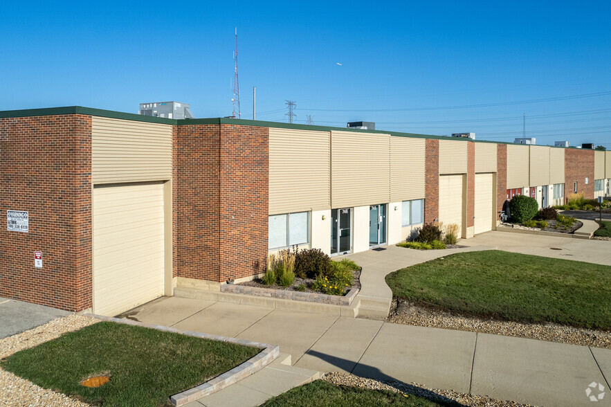 736-776 Industrial Dr, Elmhurst, IL à louer - Photo de l’immeuble – Image 1 sur 12