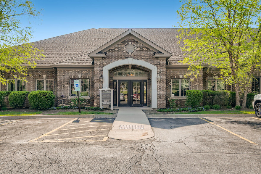 108 S Wynstone Park Dr, North Barrington, IL à louer - Photo de l’immeuble – Image 2 sur 28