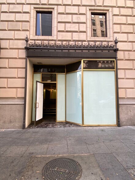 818 W 7th St, Los Angeles, CA à louer - Photo de l’immeuble – Image 2 sur 23