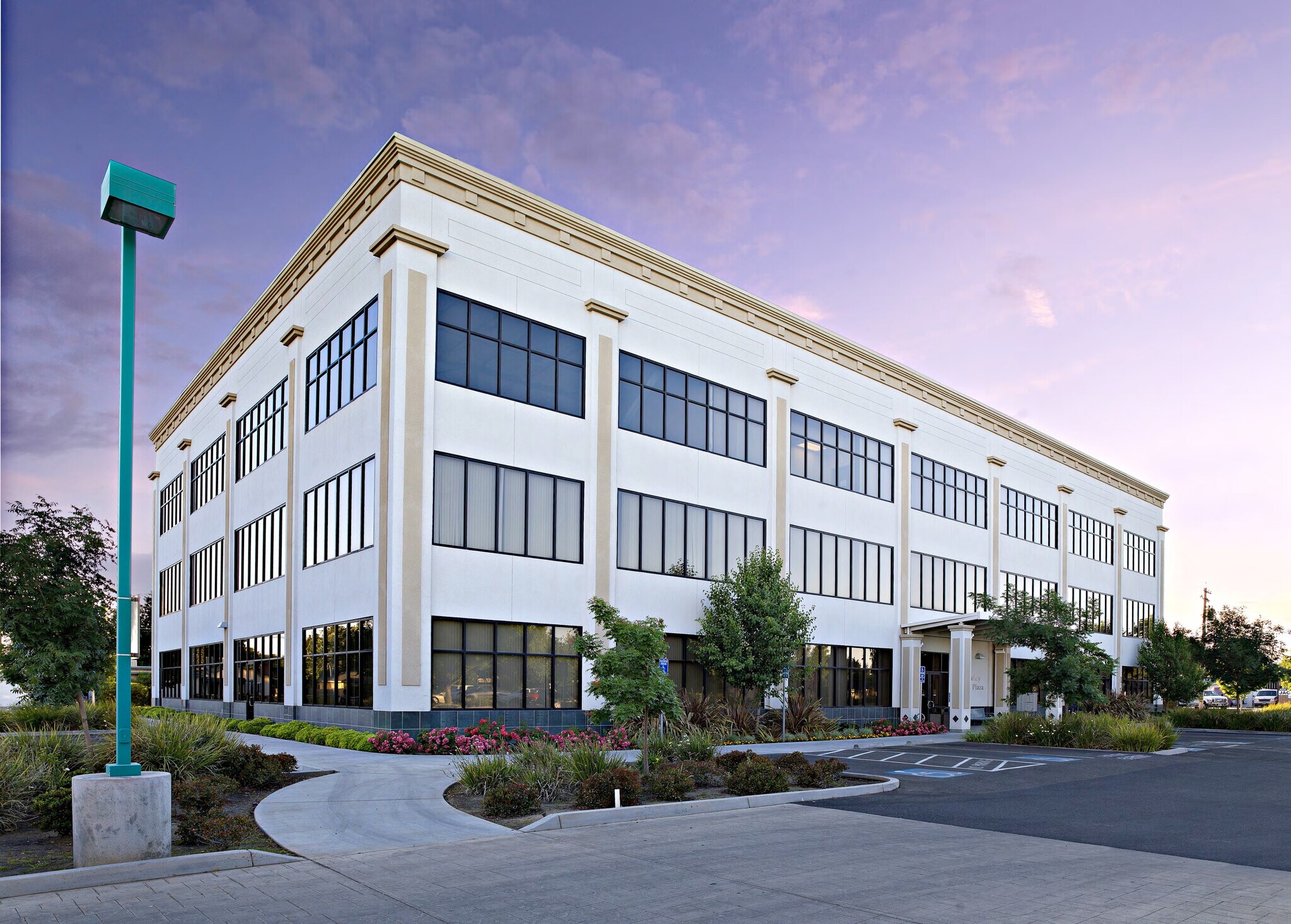 1425 W H St, Oakdale, CA à louer Photo principale– Image 1 sur 7