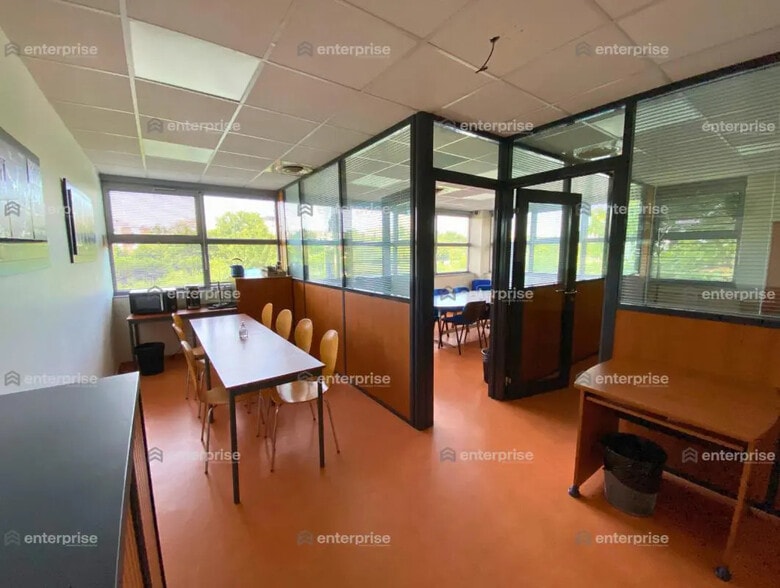 Bureau dans Allonne à vendre - Photo de l’immeuble – Image 2 sur 8
