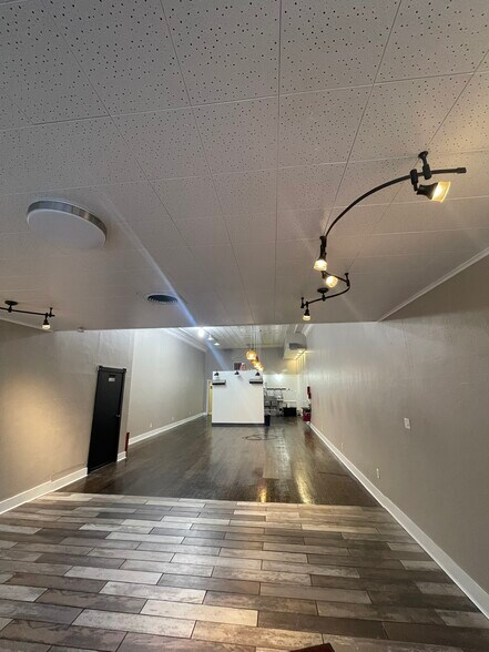 522 S Main St, Elkhart, IN à louer - Photo de l’immeuble – Image 3 sur 23