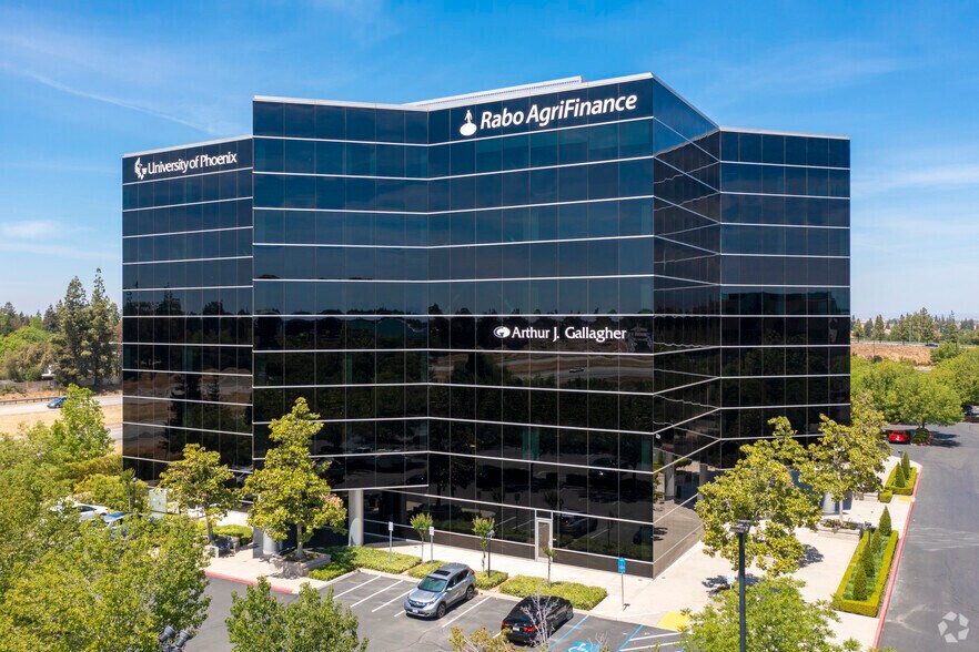 45 E River Park Pl W, Fresno, CA à louer - Photo principale – Image 1 sur 5