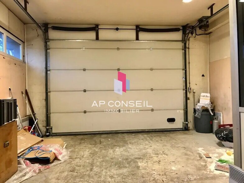 Local d'activités dans Buc à vendre - Photo de l’immeuble – Image 2 sur 4