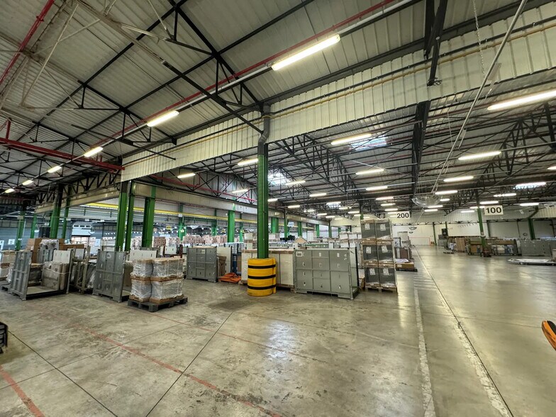Industriel/Logistique dans SAINT-LÉONARD à louer - Photo de l’immeuble – Image 3 sur 6
