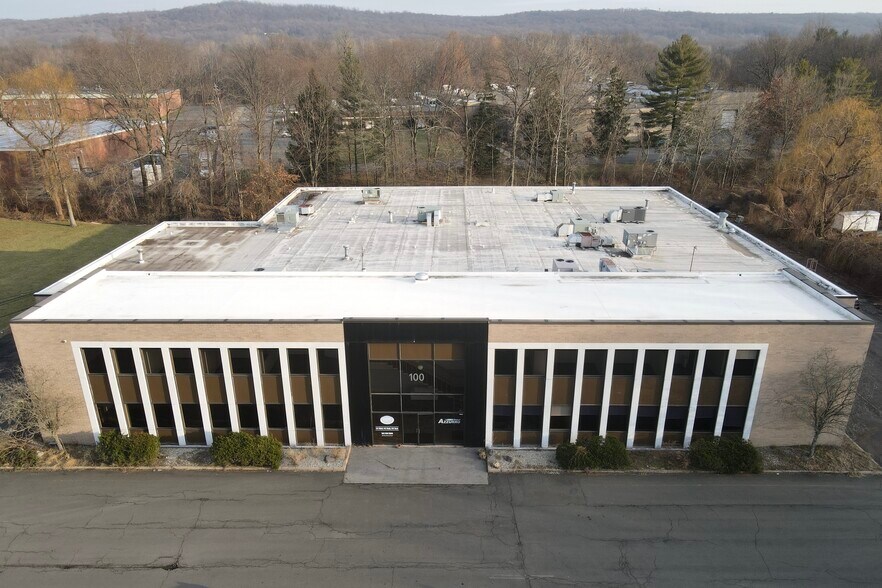 100 Stonehurst Ct, Northvale, NJ à louer - Photo de l’immeuble – Image 2 sur 5