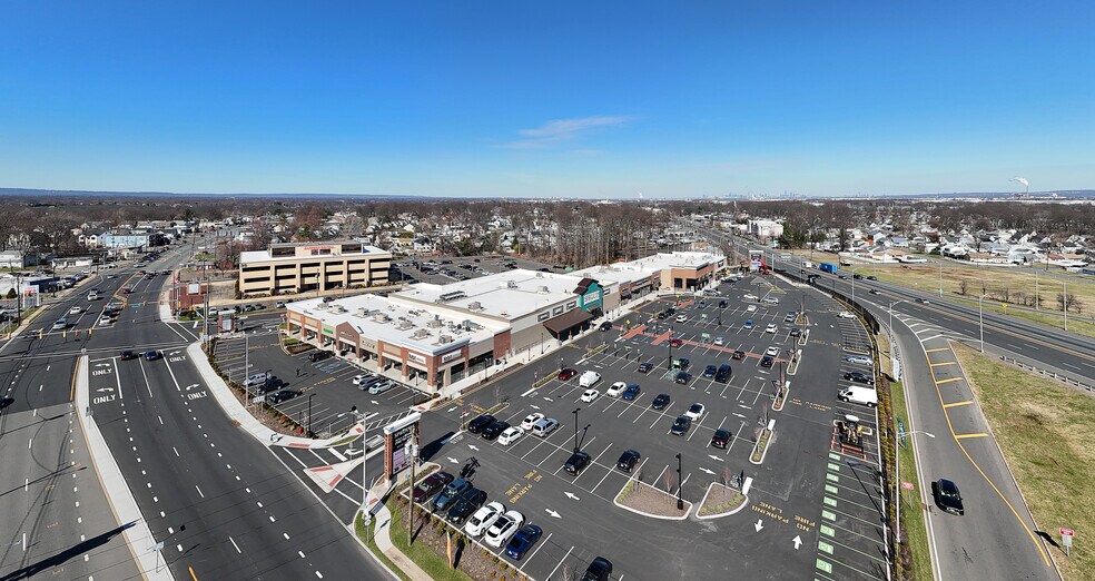 1000 Saint Georges Ave, Avenel, NJ à louer - Photo de l’immeuble – Image 2 sur 10