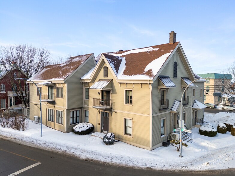 1235 Rue Dessaulles, Saint-Hyacinthe, QC à vendre - Photo de l’immeuble – Image 2 sur 7