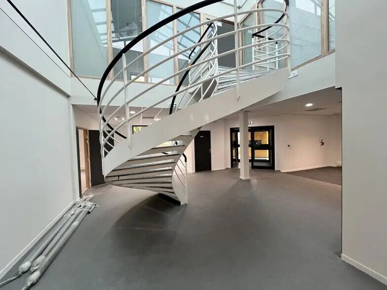 Bureau dans Mont-Saint-Aignan à louer - Photo de l’immeuble – Image 2 sur 8