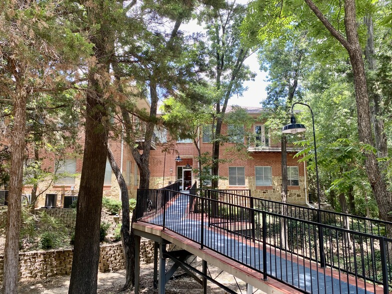 722 S Denton Tap Rd, Coppell, TX à louer - Photo de l’immeuble – Image 3 sur 6
