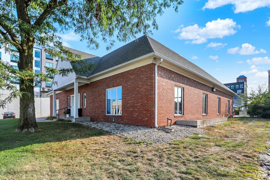 615 Russell Ave, Indianapolis, IN à vendre - Photo de l’immeuble – Image 3 sur 87