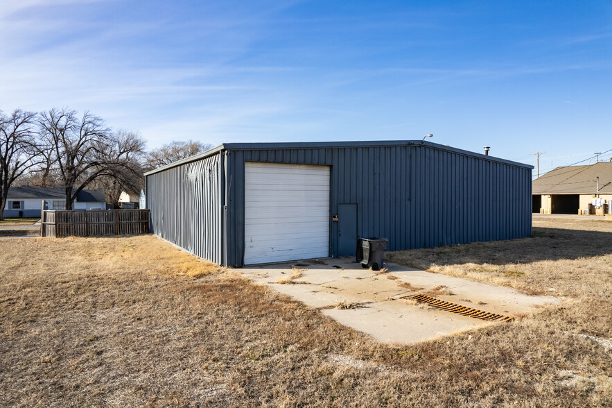 2 Flex Buildings With Yard In Haysville portefeuille de 2 biens à vendre sur LoopNet.fr - Photo de l’immeuble – Image 3 sur 17