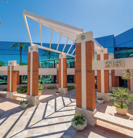 2151 E Broadway Rd, Tempe, AZ à louer - Photo de l’immeuble – Image 1 sur 8
