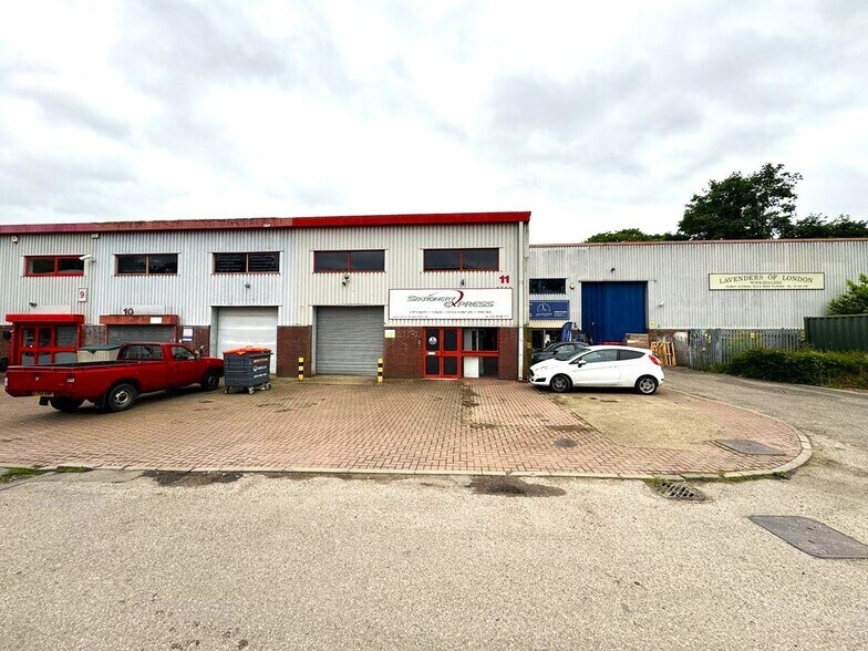 St Johns Rd, Isleworth à vendre - Photo de l’immeuble – Image 2 sur 37