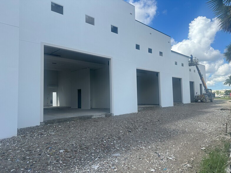15547 Global Pkwy., Fort Myers, FL à vendre - Photo de l’immeuble – Image 3 sur 10
