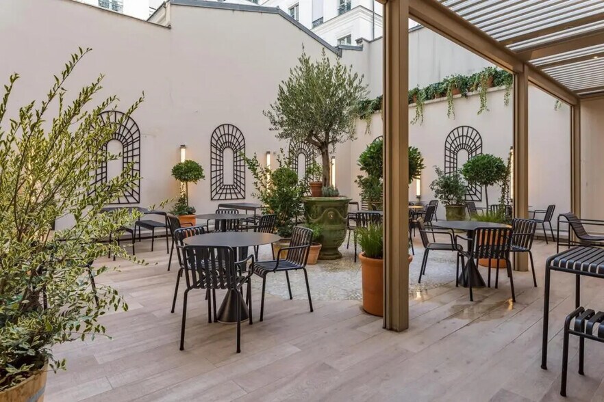 48-50 Rue Taitbout, Paris à louer - Photo de l’immeuble – Image 3 sur 7