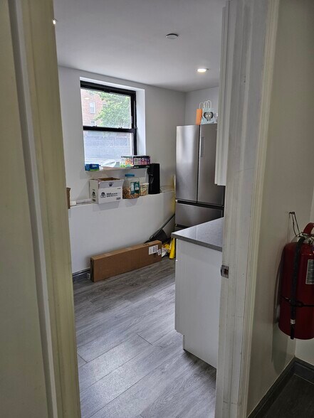 105-25 65th Rd, Forest Hills, NY à louer - Photo de l’immeuble – Image 3 sur 8