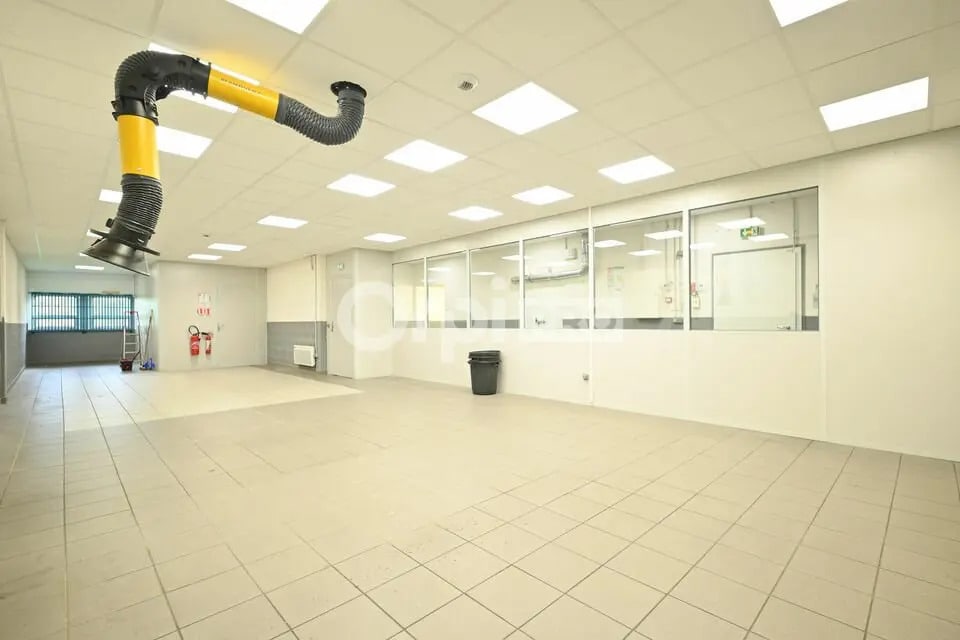 Bureau dans Villefontaine à louer Photo de l’immeuble– Image 1 sur 12