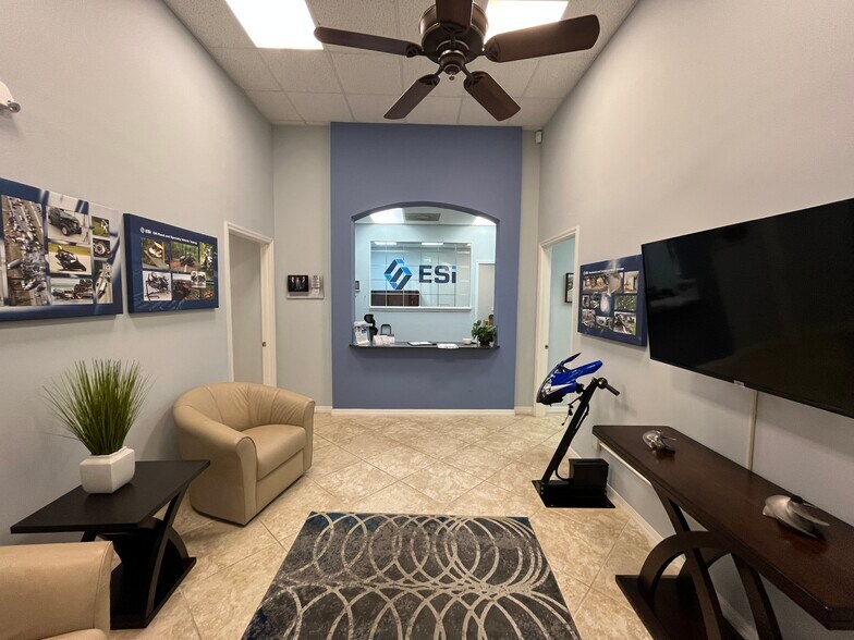 12750 Commonwealth Dr, Fort Myers, FL à vendre - Hall d’entrée – Image 2 sur 5