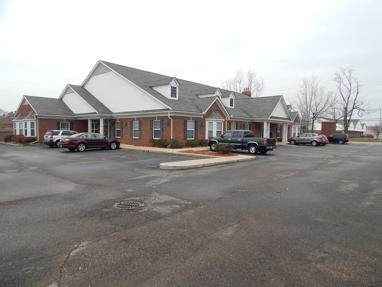2104 E Eleven Mile Rd, Warren, MI à louer - Photo de l’immeuble – Image 3 sur 10