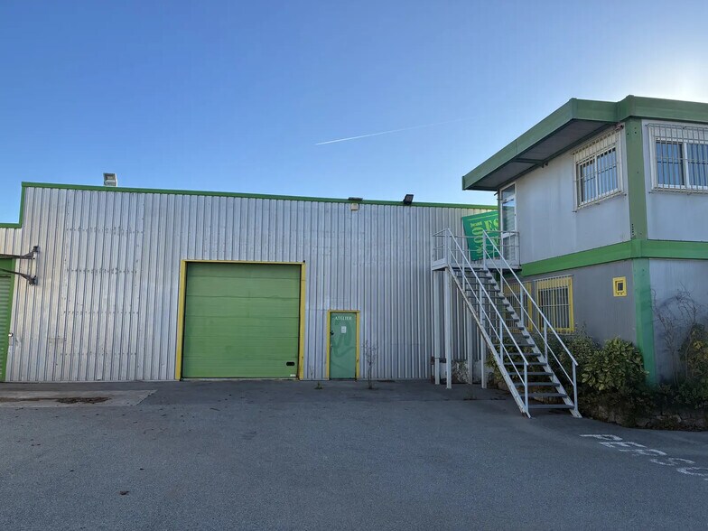 Local d’activités dans Le Muy à louer - Photo de l’immeuble – Image 1 sur 4