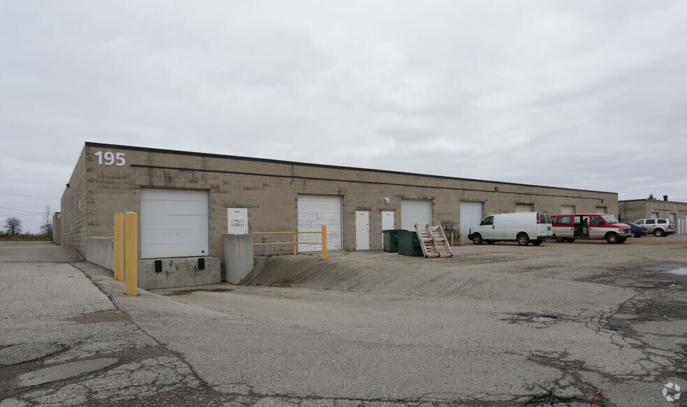 195 Exeter Rd, London, ON à louer - Photo de l’immeuble – Image 2 sur 2