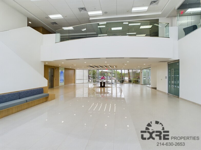 1701 E Lamar Blvd, Arlington, TX à louer - Photo intérieure – Image 2 sur 13