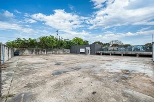 Enclosed Lot with Small Warehouse - immobilier d'entreprise