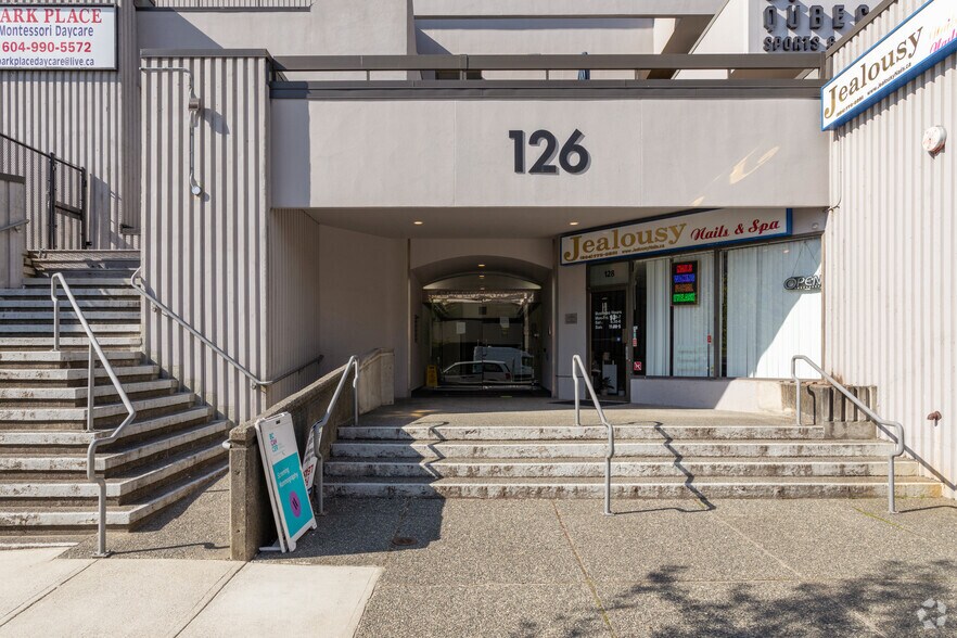 126 E 15th St, North Vancouver, BC à louer - Photo de l’immeuble – Image 3 sur 7