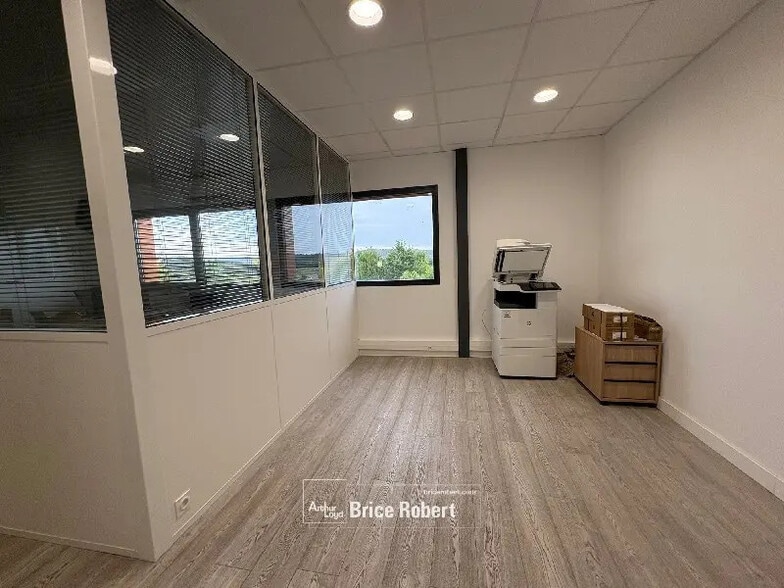 Local d'activités dans Vaulx-Milieu à vendre - Photo de l’immeuble – Image 3 sur 7