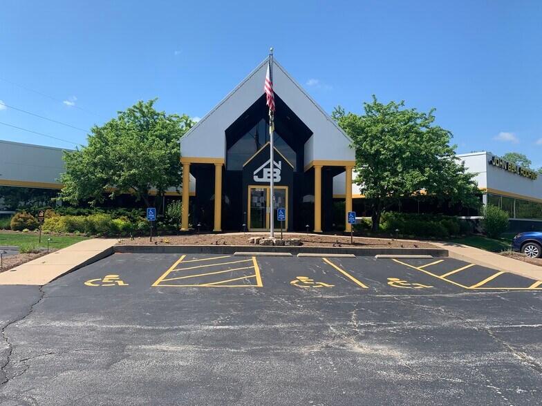 12181 Prichard Farm Rd, Maryland Heights, MO à vendre - Photo de l’immeuble – Image 1 sur 13