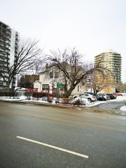 10024 116 St NW, Edmonton, AB à vendre - Photo principale – Image 2 sur 5