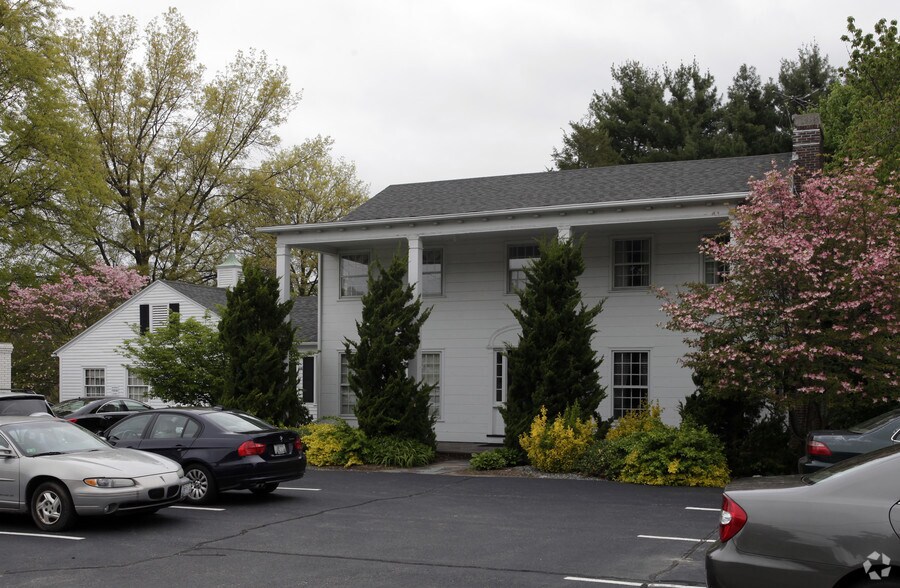 1200 Reservoir Ave, Cranston, RI à vendre - Photo principale – Image 1 sur 32