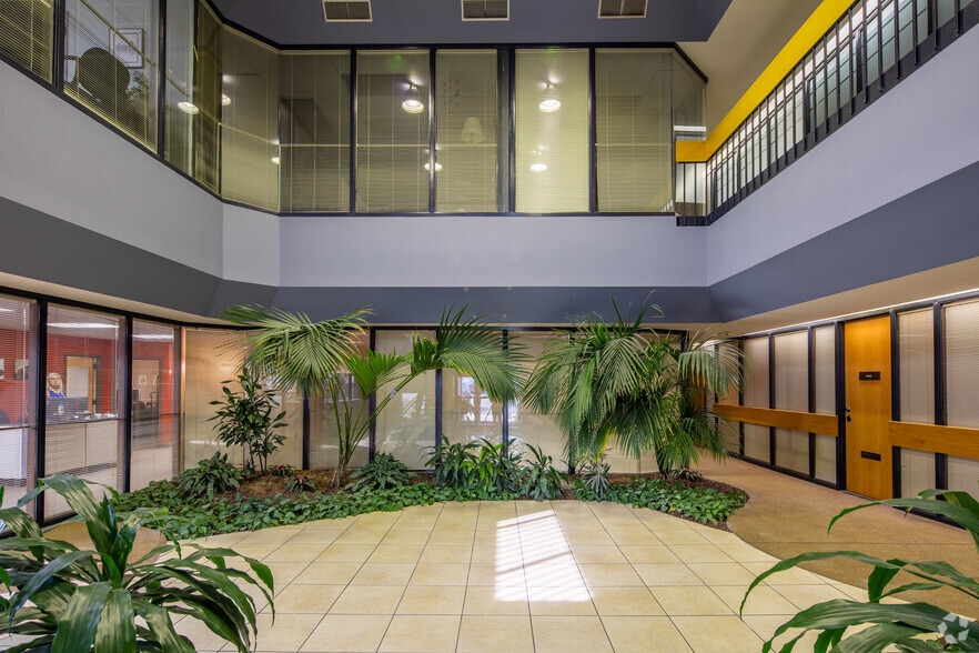 10820 Sunset Office Dr, Saint Louis, MO à louer - Hall d’entrée – Image 2 sur 5