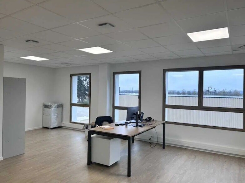 Bureau dans Tossiat à louer - Photo de l’immeuble – Image 2 sur 3