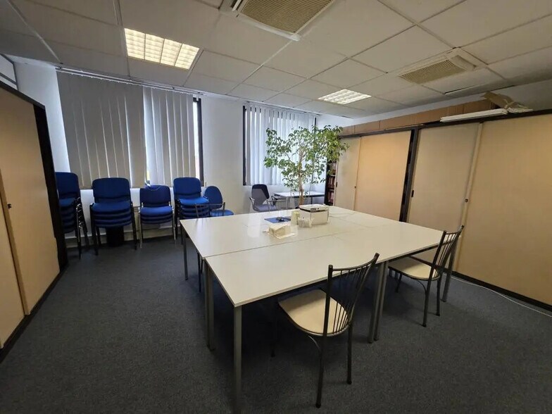 Bureau dans Évry-Courcouronnes à vendre - Photo de l’immeuble – Image 3 sur 10