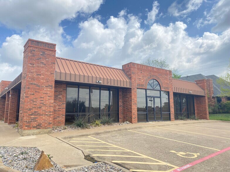 315 Harwood Rd, Bedford, TX à louer - Photo de l’immeuble – Image 1 sur 34