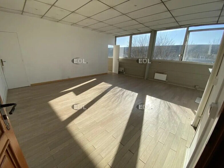 Local d’activités dans Coignières à louer - Photo de l’immeuble – Image 3 sur 7