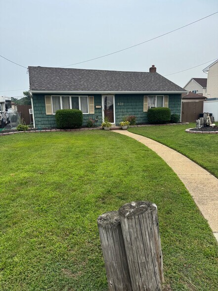 630 3rd St, West Babylon, NY à vendre - Photo de l’immeuble – Image 2 sur 4