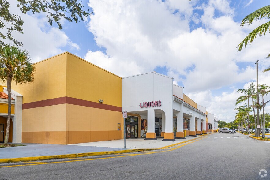 8030-8384 N Pines Blvd, Pembroke Pines, FL à louer - Photo de l’immeuble – Image 3 sur 5