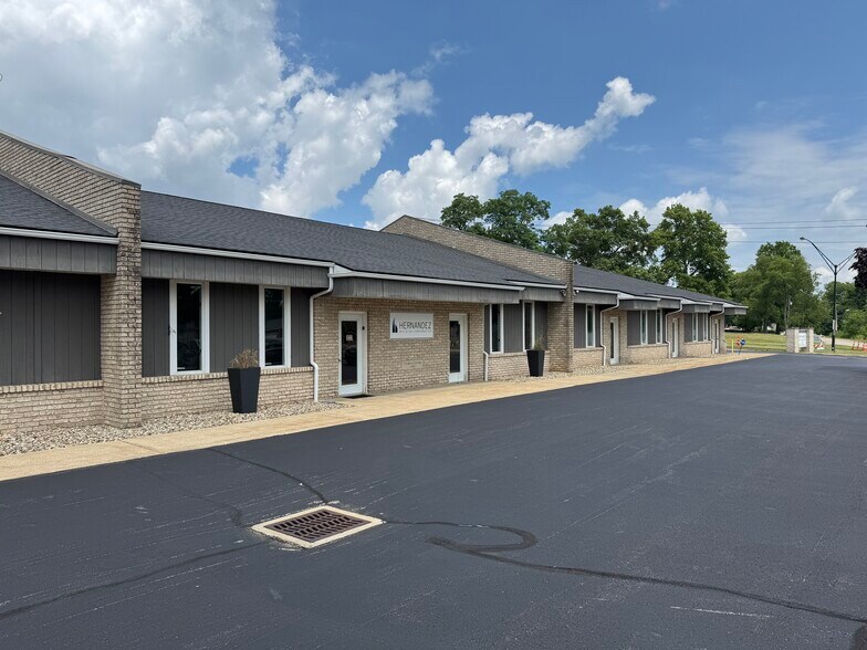 1160 George Washington Blvd, Akron, OH à louer - Photo de l’immeuble – Image 1 sur 8