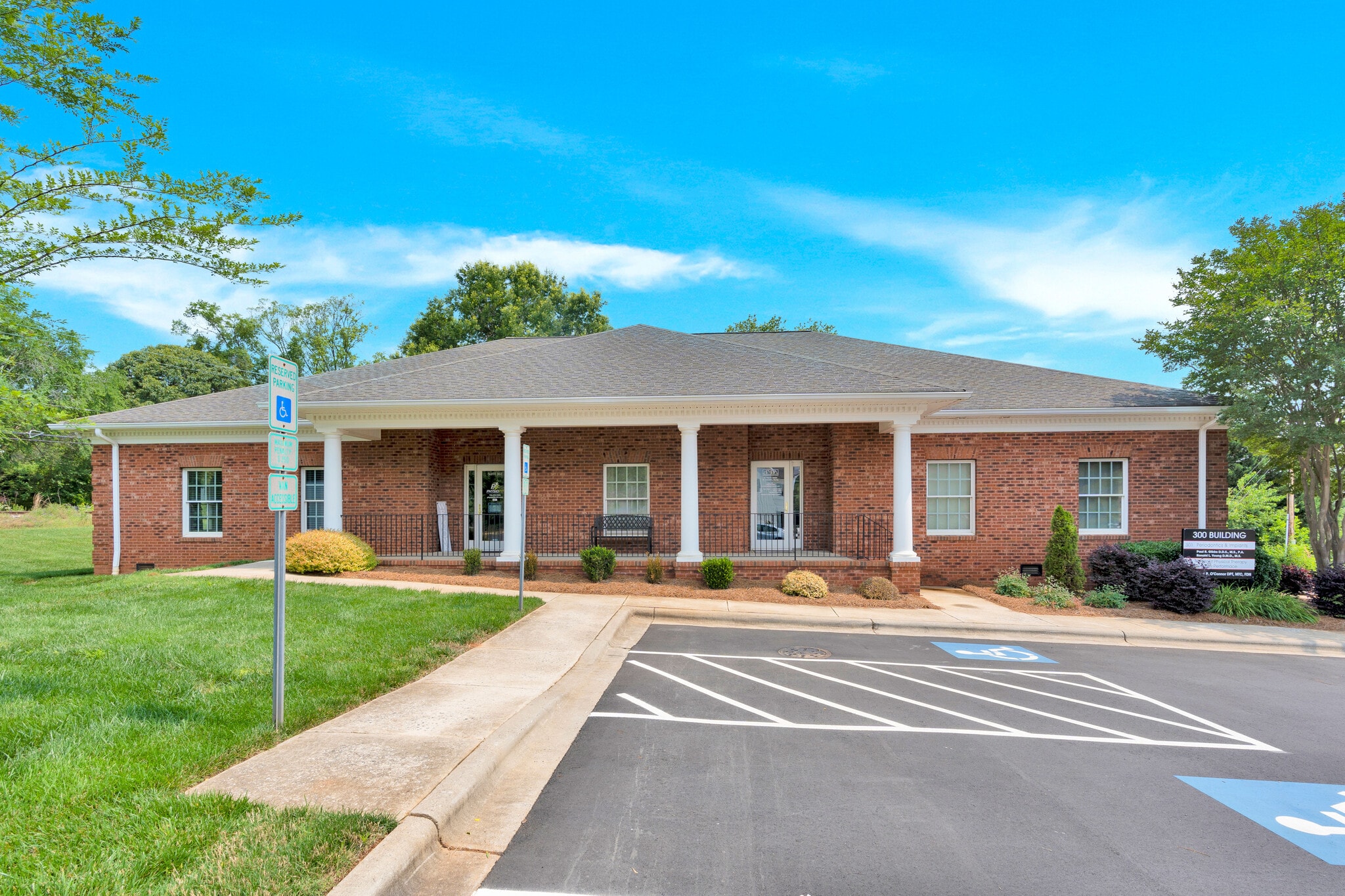 460 S Main St, Davidson, NC à louer Photo de l’immeuble– Image 1 sur 13